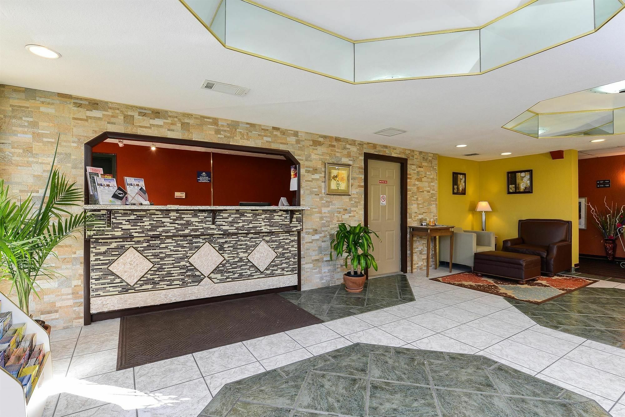 Travel Inn Уинтър Хевън Екстериор снимка