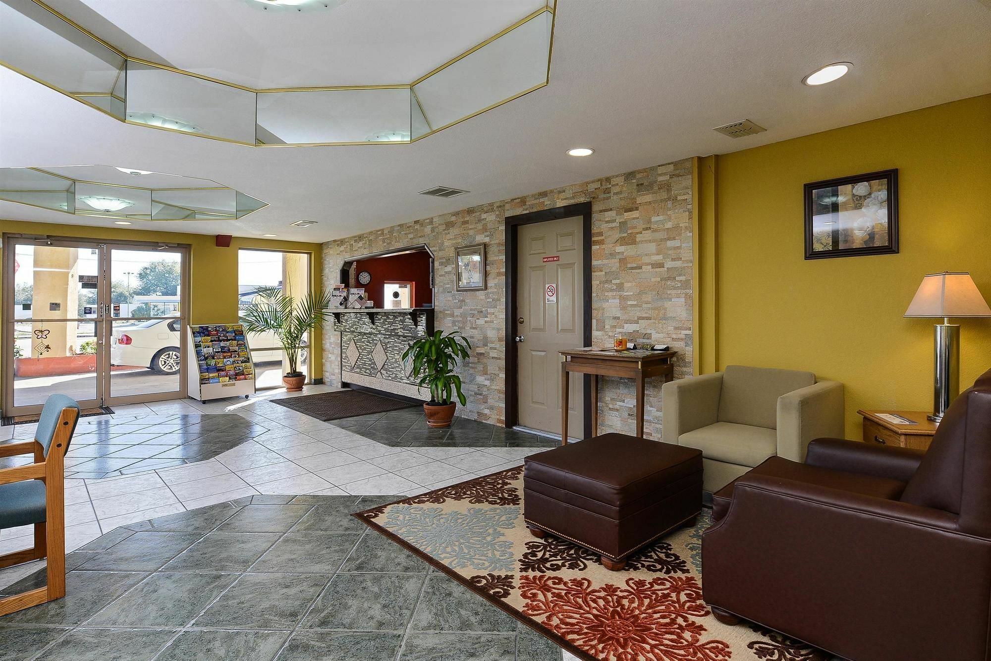 Travel Inn Уинтър Хевън Екстериор снимка